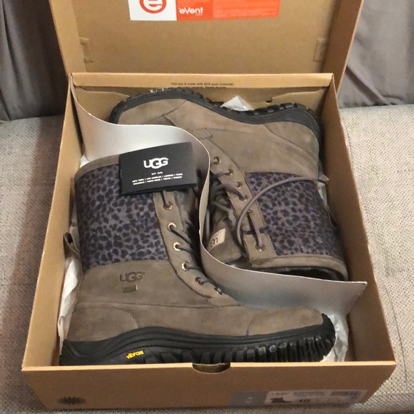 Ugg Adirondack Boot- Gray Leopard! - Picture 1 of 16